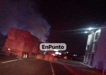 Atienden autoridades incendio de un trailer en el libramiento Apizaco – Huamantla.