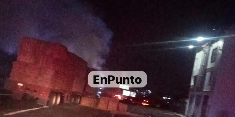 Atienden autoridades incendio de un trailer en el libramiento Apizaco – Huamantla.