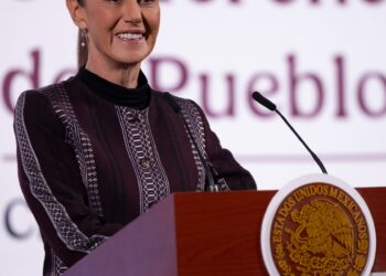 Claudia Sheinbaum se mantiene mesa de diálogo permanente con EUA con respeto a nuestra soberanía; implementar aranceles afectaría la economía estadounidense.