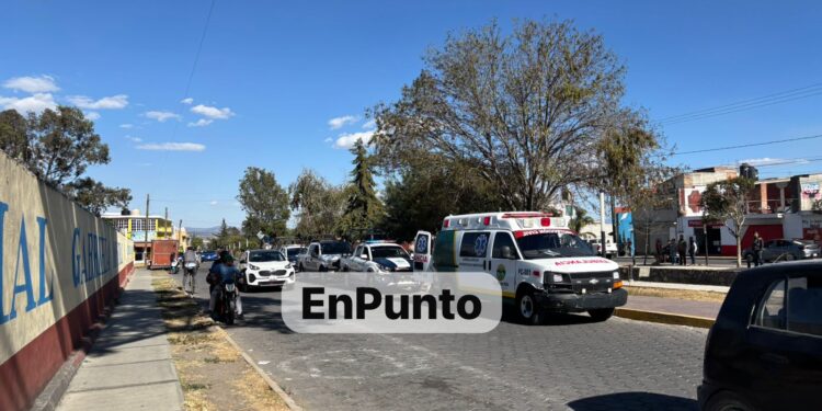 Atiende PC de Huamantla a mujer por convulsión en la vía pública.