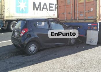 Impacta vehículo por la parte trasera de tráiler en Huamantla.