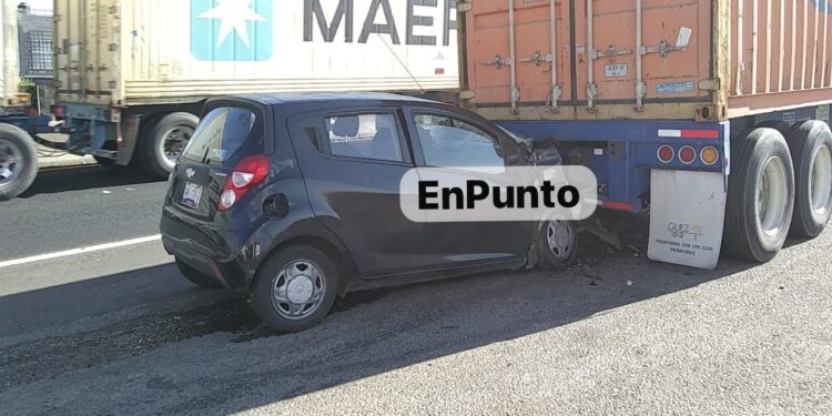 Impacta vehículo por la parte trasera de tráiler en Huamantla.