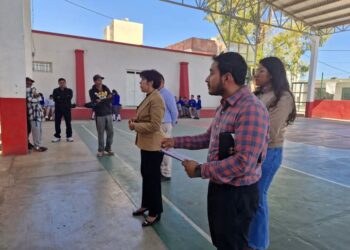 Se reúne presidenta de Cuapiaxtla con padres de familia para informar sobre proyecto de edificación de institución educativa.