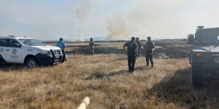 Elementos de Corporaciones de Socorro de Tlaxcala y Puebla combaten incendio de pastizales en límites de Zacatepec y Tequexquitla.