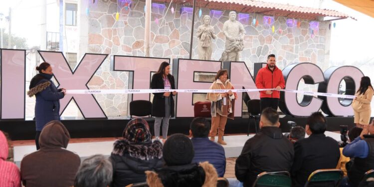 Entrega Gobernadora de Tlaxcala trabajos en Ixtenco.