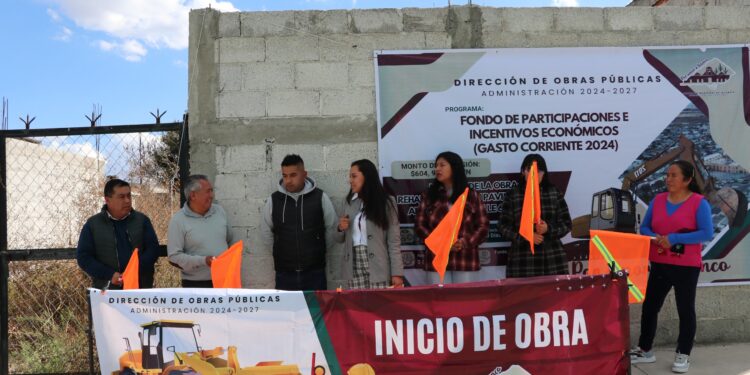Dan Autoridades de Ixtenco banderazo de obra de Pavimentación en Calle 6 Oriente.