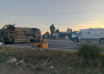 Atiende Protección Civil de Tequexquitla a masculinos involucrados en accidente en Tequexquitla.