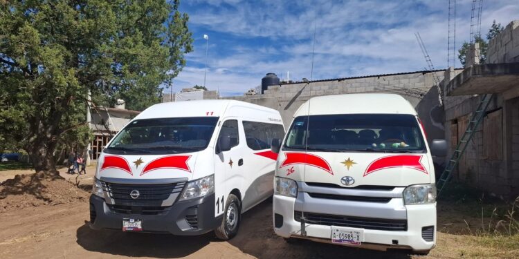 Roban colectiva con todo y pasajeros en Lázaro Cardenas.