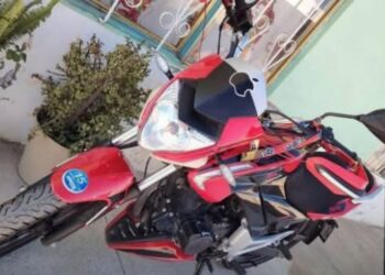 Con lujo de violencia roban motocicleta en Cuapiaxtla; abandonan al chofer metros adelante.