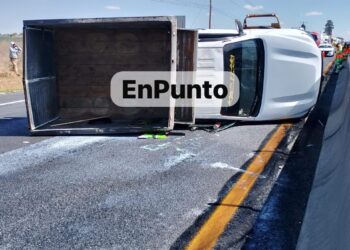 Vuelca camioneta cargada de leche en Huamantla.