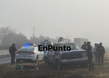 Familia resulta lesionada tras volcar la unidad en la que viajaban en Huamantla.