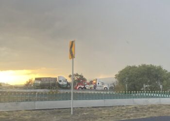 Falta de precaución y lluvia ocasionan accidente de unidad pesada en Cuapiaxtla.