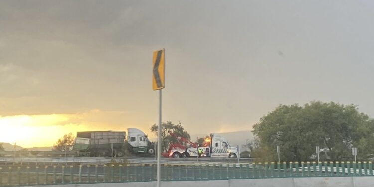 Falta de precaución y lluvia ocasionan accidente de unidad pesada en Cuapiaxtla.