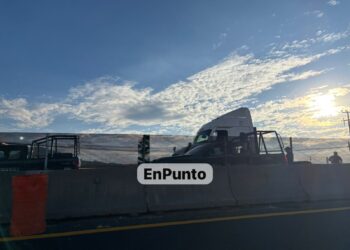 En persecución detienen a chofer de tráiler acusado de ocasionar accidente.