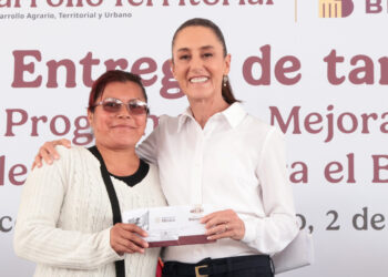 Sheinbaum entrega  tarjetas del Programa Mejoramiento de Vivienda para el Bienestar en EDOMEX