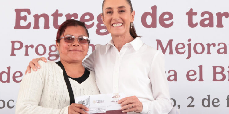 Sheinbaum entrega  tarjetas del Programa Mejoramiento de Vivienda para el Bienestar en EDOMEX