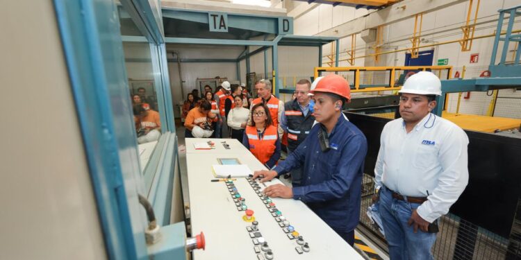 Reconoce Lorena Cuéllar a empresa por su participación en proyectos emblematicos de tipo ferroviario.