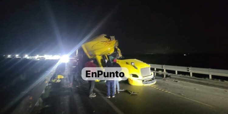 Colisión entre dos unidades pesadas deja un muerto entre Cuapixtla y Altzayanca