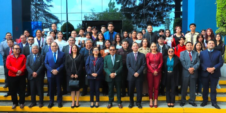 Reciben 3,416 estudiantes de la UATx beca institucional