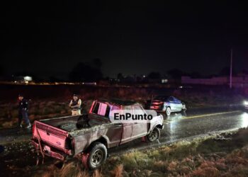 Sujetos posiblemente ebrios colisionan vehículo cerca del CIXII en Huamantla.
