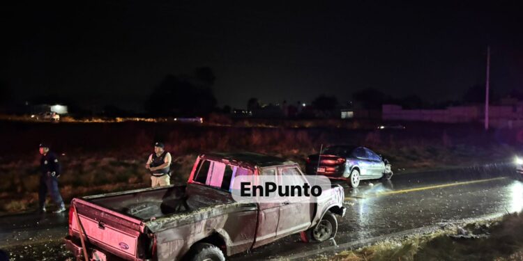 Sujetos posiblemente ebrios colisionan vehículo cerca del CIXII en Huamantla.