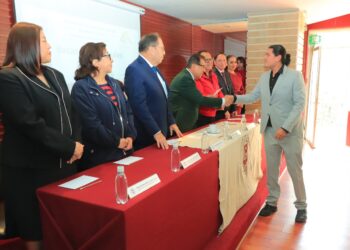 Reciben 3,416 estudiantes de la UATx beca institucional