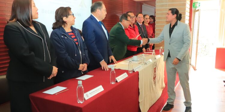 Reciben 3,416 estudiantes de la UATx beca institucional