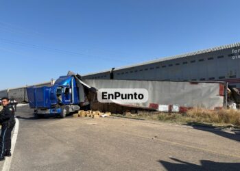 Tractocamión intenta ganarle el paso al tren y lo embiste en Huamantla.