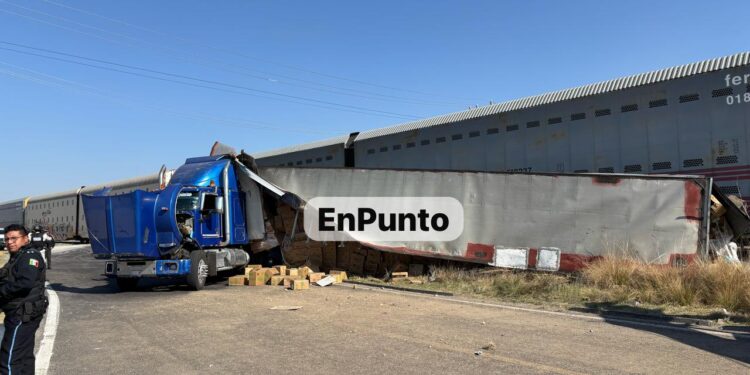 Tractocamión intenta ganarle el paso al tren y lo embiste en Huamantla.