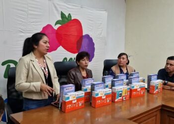 Reconoce Alcaldesa de Cuapiaxtla a empresa por donación de aparatos para medición y control de enfermedades a comunidades.