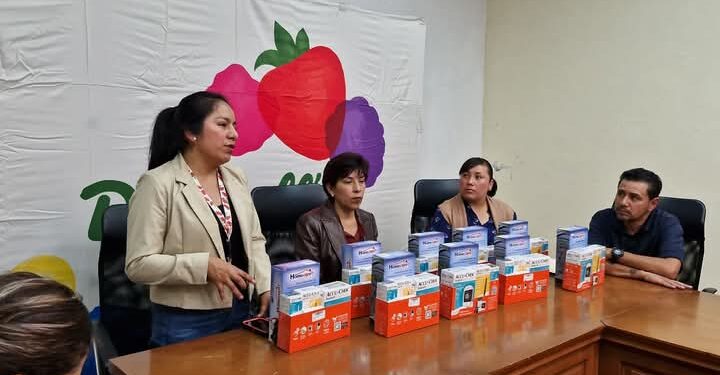 Reconoce Alcaldesa de Cuapiaxtla a empresa por donación de aparatos para medición y control de enfermedades a comunidades.