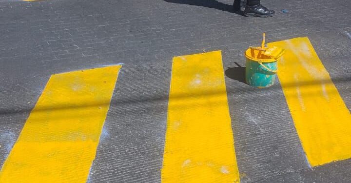 Inician en Ixtenco trabajos balizamiento en carretera principal.