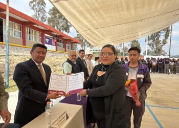 Alumnos del COBAT de Tizatlán, instruyen a 42 adultos mayores en educación básica.