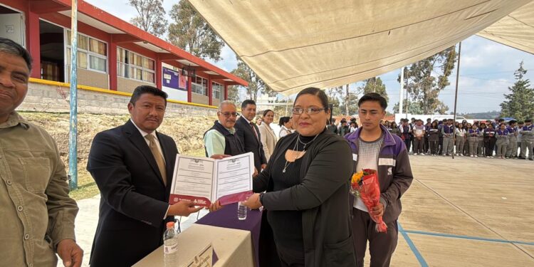 Alumnos del COBAT de Tizatlán, instruyen a 42 adultos mayores en educación básica.