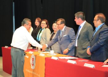 Rector de la UATx entrega bonos a trabajadores administrativos y de servicios del STUAT y STEIESETEl