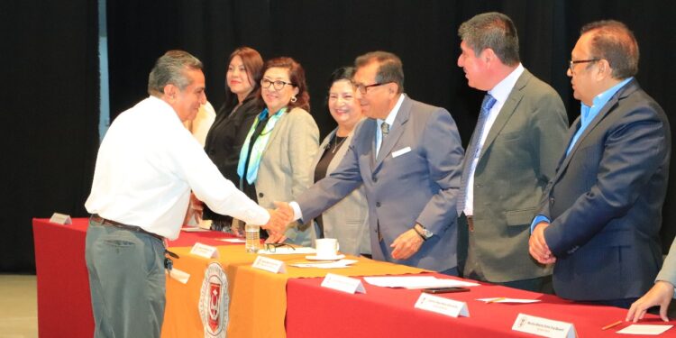 Rector de la UATx entrega bonos a trabajadores administrativos y de servicios del STUAT y STEIESETEl