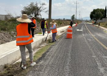 Arranca limpieza de caminos en la zona de la Universidad Intercultural en Ixtenco.