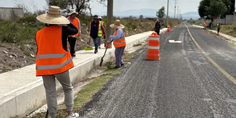 Arranca limpieza de caminos en la zona de la Universidad Intercultural en Ixtenco.