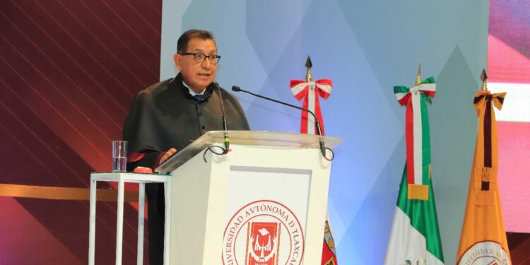 Rinde Rector de la UATx su tercer informe de actividades