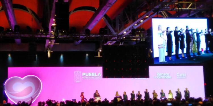 Toma protesta Cecilia Arellano Pérez como Presidenta del Patronato del Sistema DIF Estatal de Puebla.