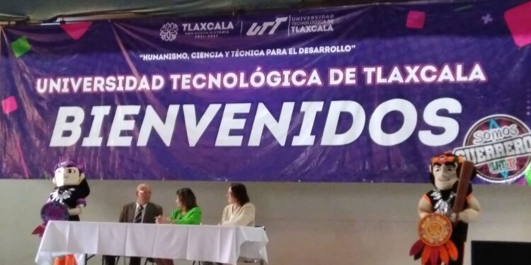 Se lleva a cabo Feria Universitaria en Centro Cívico de Huamantla organizada por UTT.