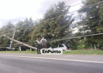 Sale automóvil de la carretera y derriba poste de luz en Huamantla.