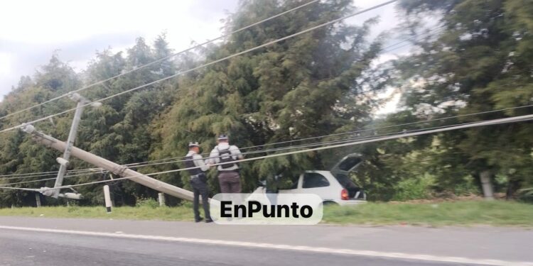 Sale automóvil de la carretera y derriba poste de luz en Huamantla.