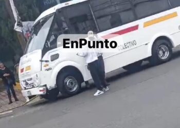 Choca unidad del transporte público y vehículo compacto en Huamantla.