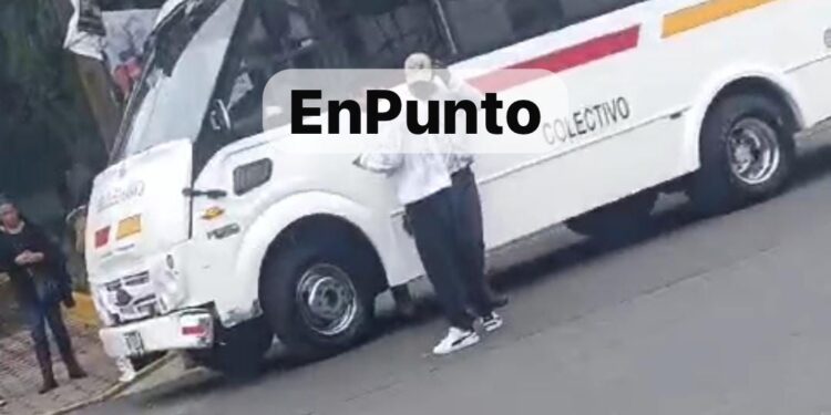Choca unidad del transporte público y vehículo compacto en Huamantla.