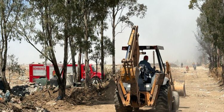 Investigan causas de incendio de relleno sanitario de Nanacamilpa