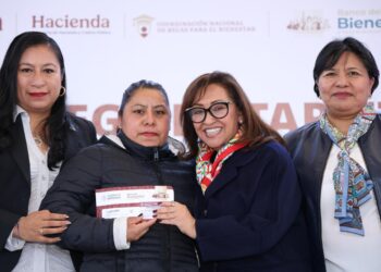 Entregan en Tlaxcala tarjetas de la beca Rita Cetina; llegarán 135 mdp bimestrales de la federación.