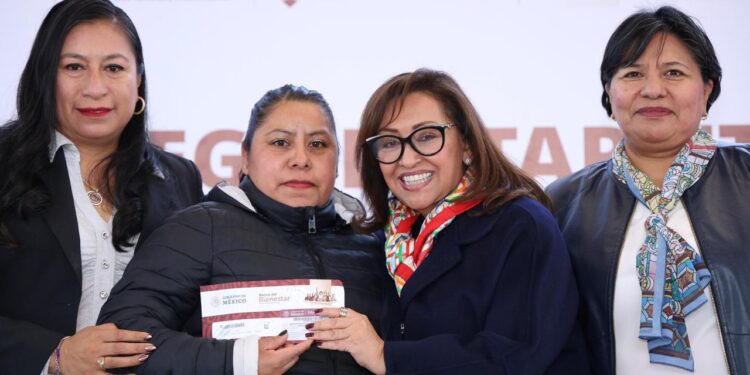 Entregan en Tlaxcala tarjetas de la beca Rita Cetina; llegarán 135 mdp bimestrales de la federación.
