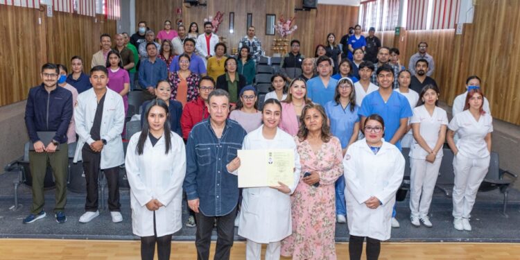 Odontología UATx celebra la entrega del acta profesional número dos mil