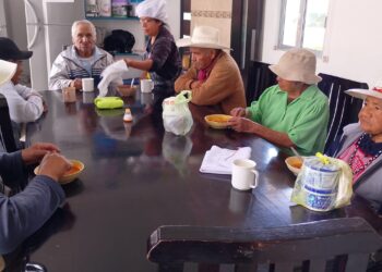 Brinda SMDIF de Ixtenco servicio de transporte gratuito a los abuelitos que acuden al Comedor Comunitario.
